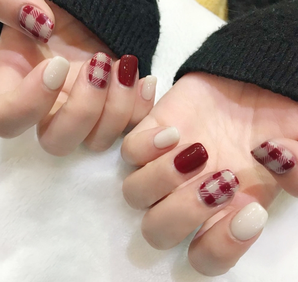 24pcs Red White Grid Pattern False Nail Tips Full Cover Fake Nails With Glue